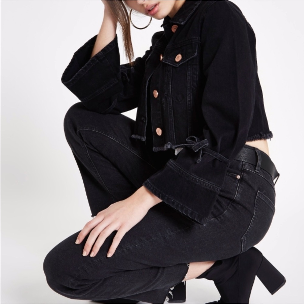 ♥︎BRAND NEW♥︎Black distressed cropped denim jacket